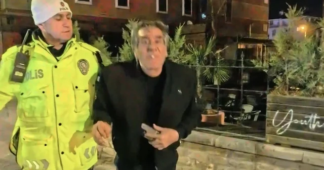 2.14 promil alkolle yakalandı: Gazeteciye el sallayıp yüzüne tükürdü Ayakta durmak bile güçlük çeken sürücü polisin karşısında içki içmeye devam etti Aksaray Haberleri