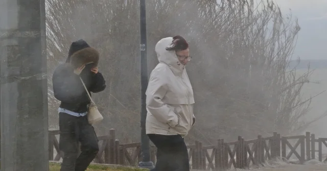 Şelale şiddetli rüzgarla tersine çağladı, denizin rengi kahverengiye büründü Turistler yağmursuz havada üzerlerine yağan sudan nasibini aldı Antalya Haberleri