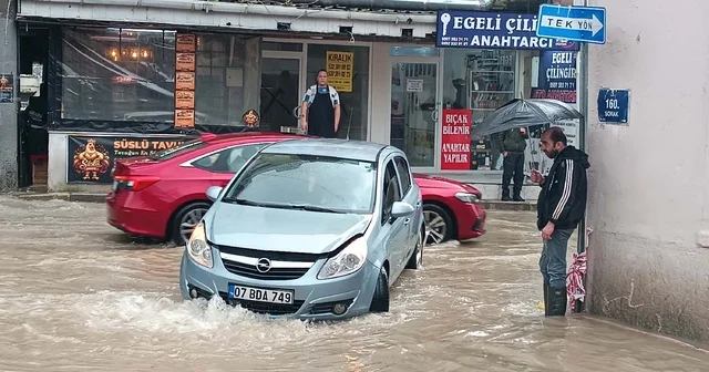 İzmir de sağanak; yollar su doldu, esnaf mağdur oldu İzmir Haberleri