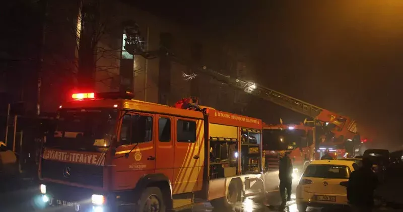 Kağıthane de marangoz atölyesinde yangın; mahsur kalan 11 kişi ile 1 köpek kurtarıldı