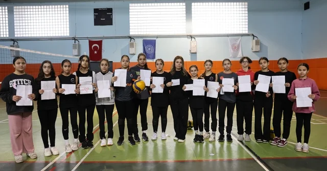 Enkazdan çıktı, umut oldu: Kozan dan Pazarcık a Gönül Köprüsü Enkazdan yaralı çıkan Şeyma öğretmen öğrencileri ile umutlarını yeşertti Adana Haberleri