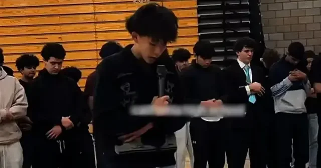 ABD’de Müslüman öğrenciler ibadetlerinden vazgeçmedi: Spor salonuna mescide çevirerek namazlarını eda ettiler VİDEO İZLE