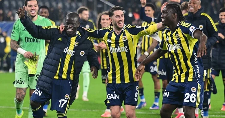 Devler bir bir yıkıldı, Fenerbahçe dimdik ayakta!