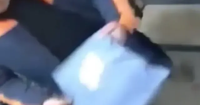 Kuryenin bayrak sevgisi kamerada: Yerde bırakmaya gönlü elvermedi VİDEO İZLE