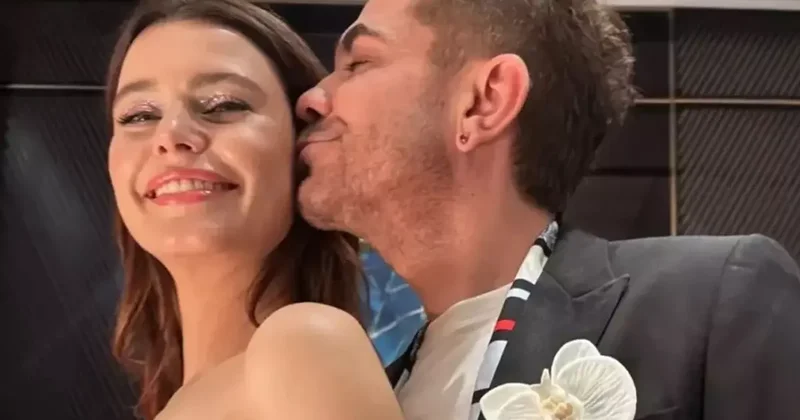 Kenan Doğulu dan Beren Saat e sahnede aşk dolu kutlama