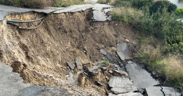 Yağışlar heyelanı tetikledi: Çeşme de toprak kayması İzmir Haberleri