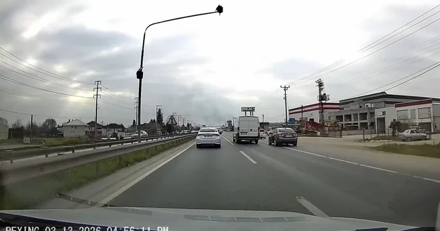 Hem kendi canını hem de diğer sürücülerin canını tehlikeye attı: O anlar araç kamerasına yansıdı Sakarya Haberleri