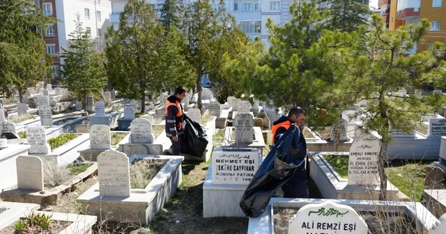 Niğde Belediyesi mezarlıklarda bayram temizliği yaptı Niğde Haberleri
