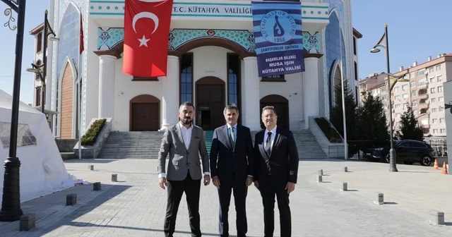 Kütahyaspor un 43 bin bayrak projesine ilk destek Vali Işın dan 3. Lig de şampiyonluk mücadelesi veren Kütahyaspor yönetimi, taraftarlara destek çağrısında bulundu Kütahya Haberleri