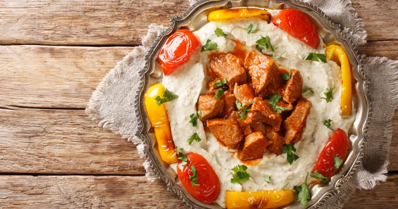 Bugün iftarda ne var? Misafirlerinize parmak ısırtacak sunum: Tereyağlı cevizli erişte ve ali nazik kebabın kusursuz uyumu!