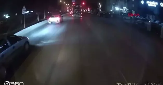 Çekiciye yüklenen otomobil, yola düştü o anlar büyük paniğe neden oldu