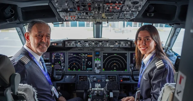 42 yıllık pilot son uçuşunda kokpiti, ilk seferine çıkan kızıyla paylaştı Antalya Haberleri