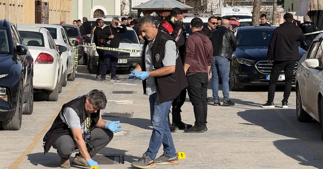 Otomobiline binerken silahlı saldırıya uğradı; olay kamerada Antalya Haberleri
