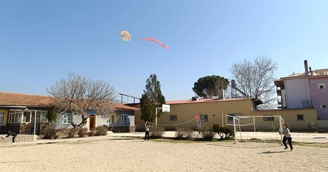 Matematiği uçurtmayla anlattı, öğrenciler hem eğlendi hem öğrendi Manisa Haberleri