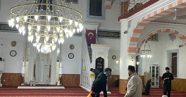 Gençler Fetih Camiini baştan aşağı temizledi Düzce Haberleri