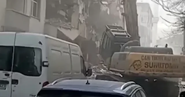 Avcılar da yıkımı planlanan bina kontrolden çıkarak çöktü: O anlar kamerada VİDEO İZLE