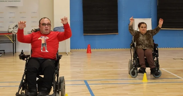Engellisin evlenemezsin dediler, onlar akülü sandalyede zeybek oynuyor Kocaeli de engelleri sevgiyle aşan tekerlekli sandalyeli çiftin ilham veren hikayesi Kocaeli Haberleri