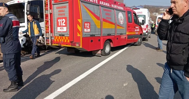 İşçi servisi ile otomobil çarpışt: 13 yaralı Zonguldak Haberleri