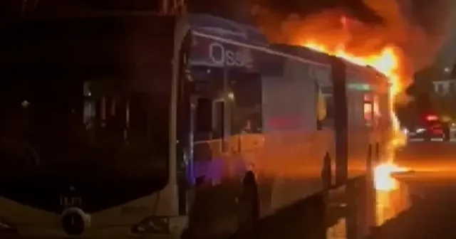 Beşiktaş ta metrobüsün motor kısmı alev alev yandı: 60 yolcu tahliye edildi VİDEO İZLE