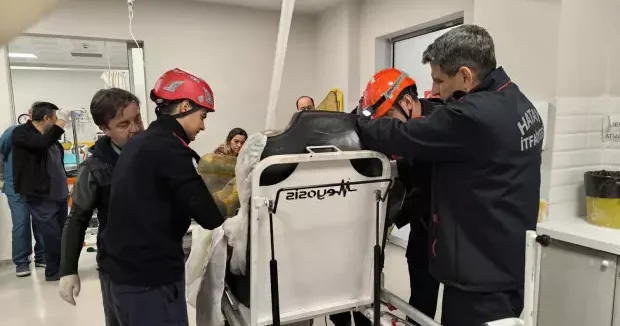 Hatay haberleri Hatay da korkunç kaza: Göğsüne saplanan demiri kestikleri an kamerada 13 Mart 2026