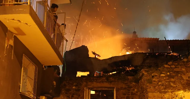 İzmir de 2 katlı evde çıkan yangın, bitişikteki evlere sıçramadan söndürüldü İzmir Haberleri