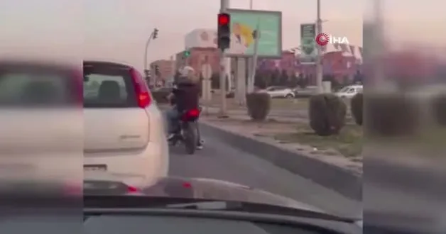 Diyarbakır’da ilginç görüntü: Düşen plakasını kaskına bantlayıp trafikte ilerledi