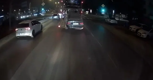 Çekici otomobili yola düşürdü Düşen aracı fark etmeyen çekici sürücüsü yoluna devam etti Bolu Haberleri