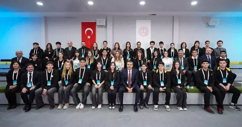 Bakan Tekin, öğrencilerin hazırladığı ‘Haberimiz Olsun’ bültenine konuk oldu