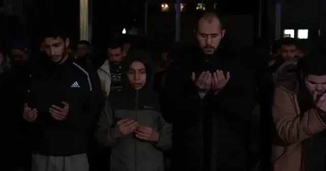 Mescid i Aksa 10. günde de kapalı: Filistinliler sokaklarda teravih namazı kıldı VİDEO İZLE