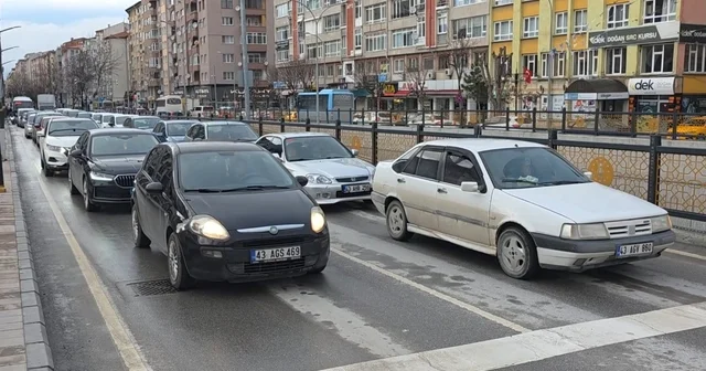 Kütahya da trafiğe kayıtlı araçların ortalama yaşı 21.1 Kentte trafiğe kayıtlı araçların ortalama yaşının 21.1 yıl seviyesine yaklaşmasıyla birlikte Kütahya, Türkiye de en yaşlı otomobillerin kullanıldığı ikinci il oldu Kütahya Haberleri