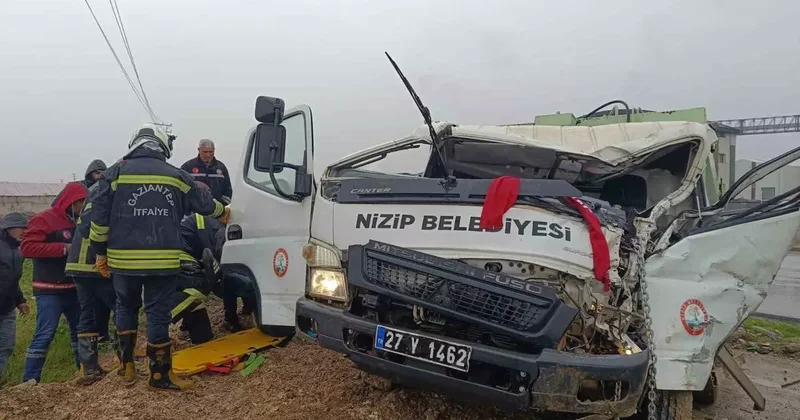 Nizip Belediyesi’ne ait araç kaza yaptı: 1 yaralı