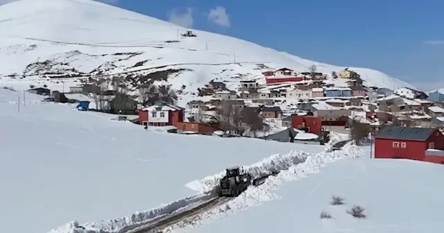 Bayburt’ta kar kalınlığı 2 metreyi buldu: Köy yollarını açmak için zorlu mücadele yürütülüyor VİDEO İZLE