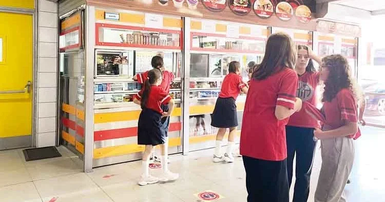 İstanbul’da dar gelirli çocuklara 2 bin liralık ‘kantin kart’