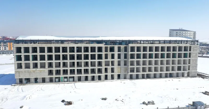 Sismik izolatörlerin kullanıldığı 270 yataklı hastanede sona doğru