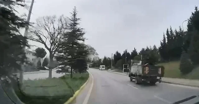 Rampada kayan kamyon refüje çıkıp devrildi Kocaeli Haberleri