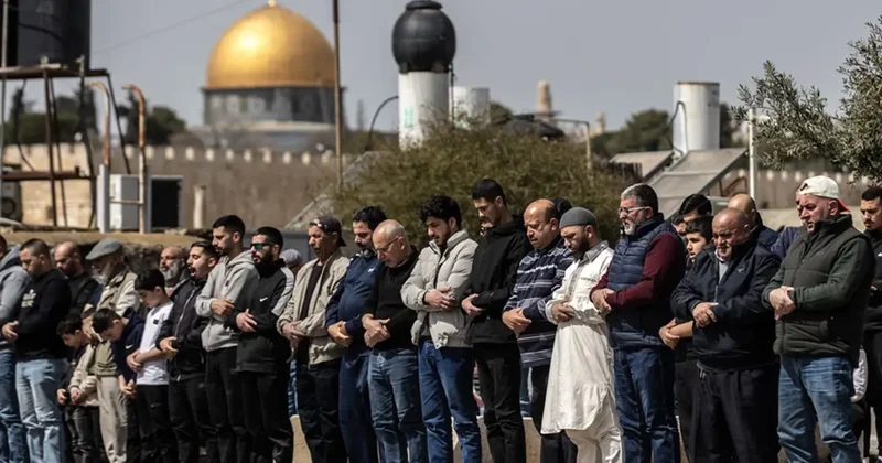 İsrail ramazanın son cumasında Mescid i Aksa’yı kapattı! Filistinliler dışarıda namaz kılıyor