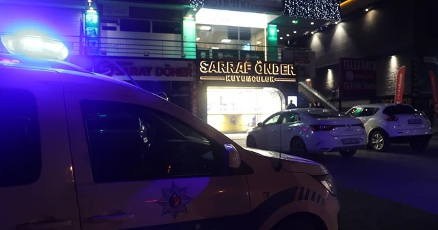 Biber gazıyla kuyumcuya giren maskeli 3 kişi, imitasyon bilezikleri çaldı Çevredeki rögar kapakları da kontrol edilirken, şüpheliler kısa sürede yakalandı Konya Haberleri