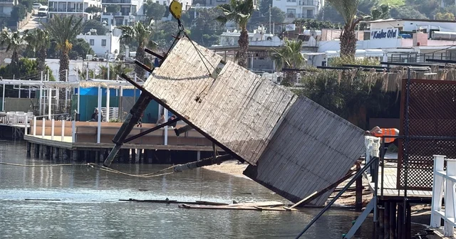 Sosyetenin iskeleleri teker teker yıkıldı, Türkbükü sahilinde büyük temizlik Muğla Haberleri