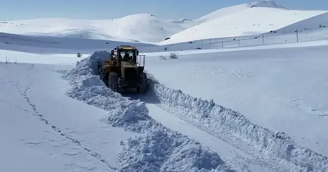 Bayburt’ta karla zorlu mücadele: Kalınlık 2 metreyi buldu VİDEO İZLE