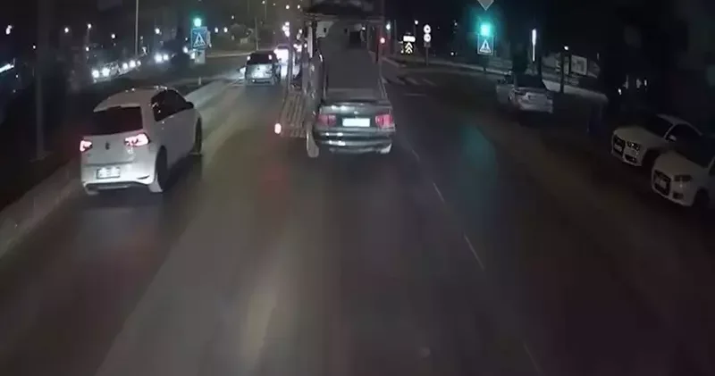 Oto kurtarıcıda yüklü otomobil, yola düştü; o anlar kamerada