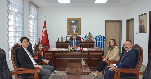 Köyceğiz de İstiklal Marşı nı okuma yarışmasında 1 inci olan öğrenci ödüllendirildi Muğla Haberleri