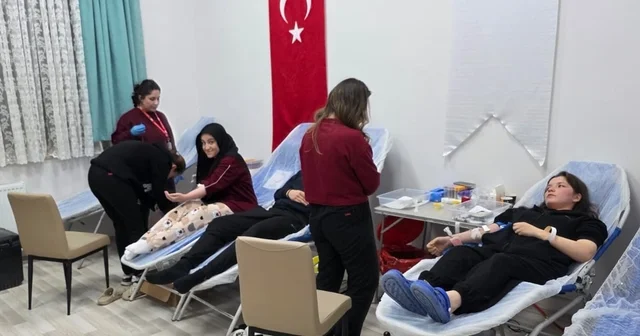 Gümüşhacıköy de üniversite öğrencilerinden Türk Kızılaya kan bağışı Amasya Haberleri