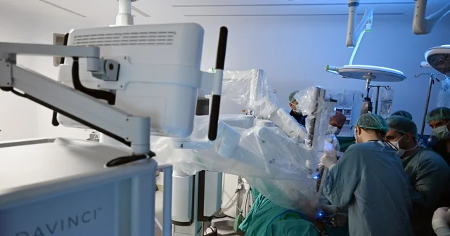 MCBÜ Hafsa Sultan Hastanesi nde Robotik Cerrahi dönemi başladı Da Vinci Robotik Cerrahi Sistemi hizmete alındı, ilk ameliyat başarıyla gerçekleştirildi Manisa Haberleri