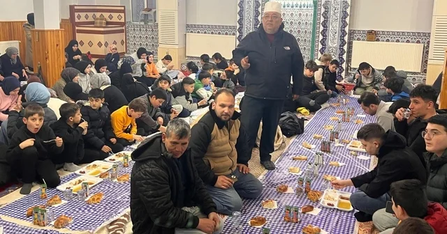İmam Mustafa Şimşek Emet te 15 yıldır çocuklara camide iftar veriyor Kütahya Haberleri