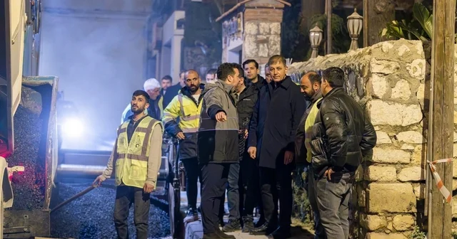 Başkan Tugay yol emekçileriyle gece mesaisinde buluştu İzmir Haberleri
