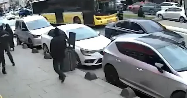 Sultanbeyli de İETT otobüsü yayaya çarptı: Kadın ağır yaralandı VİDEO İZLE