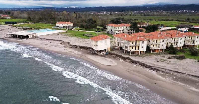 Tatil köyünde deniz içeri girdi! Villa ve havuz tesisini yutmak üzere