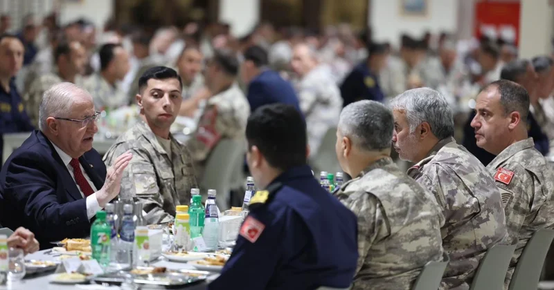 Bakan Güler, Katar daki Türk birliğinde incelemelerde bulundu