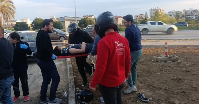 Çarpmanın etkisiyle 20 metre fırlayıp refüjdeki toprağa düşüp hayata tutundular: 2 yaralı Otomobile çarpıp 20 metre savruldular, düştükleri toprak zemin hayatlarını kurtardı Antalya Haberleri