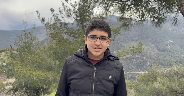 Yıpranan bayrağı fark eden öğrenci, yenisiyle değiştirdi Osmaniye Haberleri